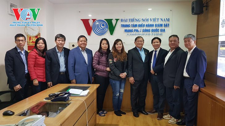 Bộ trưởng Thông tin Vương quốc Campuchia ông Khieu Kanharith đến thăm trung tâm điều hành giám sát mạng phát sóng Quốc gia